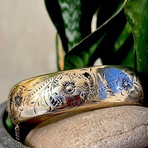 Vintage 14 karat gold filled bracelet in great condition design on both sides